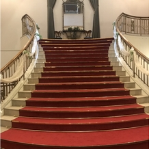 ホテルモントレエーデルホフ札幌の画像｜挙式の演出で、新郎新婦が螺旋階段を降ります。