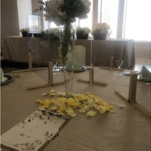 ホテルモントレエーデルホフ札幌の画像｜試食時の披露宴会場のテーブル
花びらが散りばめられていて可愛かったです