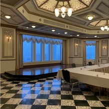 ホテルモントレエーデルホフ札幌の画像｜床が絨毯ではないので、ドレス移動がスムーズにできる、広々とした披露宴会場