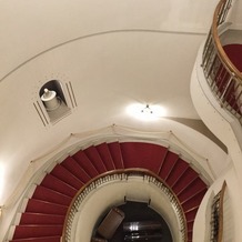 ホテルモントレエーデルホフ札幌の画像｜挙式会場を出てすぐの螺旋階段