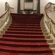 ホテルモントレエーデルホフ札幌の画像｜レッドカーペットが敷かれた螺旋階段