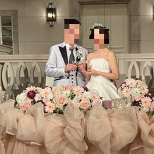 ホテルモントレ大阪の画像｜メインテーブル装花でチュールを足してボリュームアップ