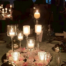 ホテルモントレ大阪の画像｜ゲストテーブルの装花はキャンドルにして、キャンドルサービスと雰囲気をあわせました