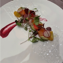 ホテルモントレ京都の画像｜鯛のスモーク、炙りマグロ、マリネサーモンのガーデンスタイル、山葵風味のアボガドとビーツのクリーム