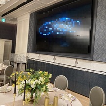ホテルモントレ京都の画像｜ケンジントンのディスプレイです。
スクリーンではないので、電気を消さずに映像が流せます。
