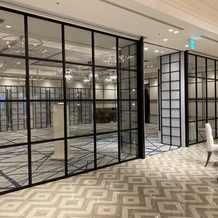 ホテルモントレ ラ・スール大阪の画像｜中から見た感じの外の感じのガラス張り