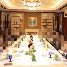 ホテルモントレ ラ・スール大阪の画像｜披露宴会場は大きなテーブル1つです