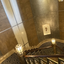 ホテルモントレ ラ・スール大阪の画像｜ここで写真を撮ったらきれいだろうな、という階段です。前撮りで可能とのことです。