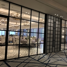 ホテルモントレ ラ・スール大阪の画像｜ガラス前は広場、友人控え室となっています。