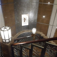 ホテルモントレ ラ・スール大阪の画像｜チャペルと披露宴会場の間の階段です。写真映えします。