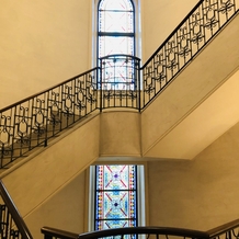 ホテルモントレ仙台の画像｜螺旋階段のステンドグラス