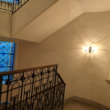 ホテルモントレ仙台の画像｜螺旋階段の途中にあるモニュメントがアクセントになっています