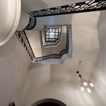 ホテルモントレ仙台の画像｜建物内の階段です。
ここでドレス写真を撮影するのも楽しみです。
