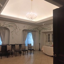 ホテルモントレ仙台の画像｜披露宴会場手前の受付スペースは、壁の絵がかわいらしかったです