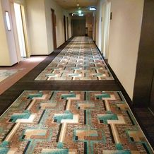 ホテルニューオータニ佐賀の画像｜披露宴会場への廊下は広々としており、高級感のあるカーペットになっています。