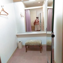 HOTEL NEW OTANI SAGA（ホテルニューオータニ佐賀）の画像｜参列者のお着替え室には、鏡と椅子、ハンガーが備えつけられており、壁で仕切られています。