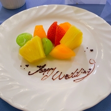 名古屋東急ホテルの画像｜小麦アレルギーのためウェディングケーキをフルーツ盛りで