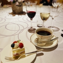 シェラトン・グランデ・トーキョーベイ・ホテルの画像｜ウェディングケーキカット後のプチケーキ