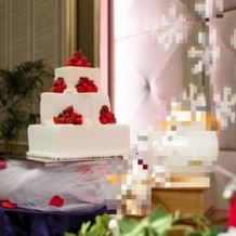 シェラトン・グランデ・トーキョーベイ・ホテルの画像｜ウエディングケーキは3段。1段目のみ生ケーキにし、ファーストバイト・サンクスバイトに活用。