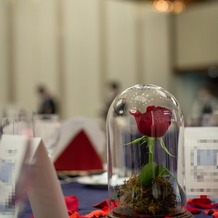 シェラトン・グランデ・トーキョーベイ・ホテルの画像｜円卓の装花もバラに。筒の中は生花です。