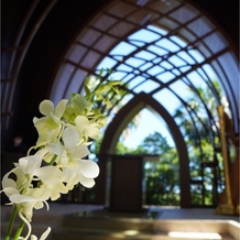 シェラトン・グランデ・トーキョーベイ・ホテルの画像｜リゾートを感じるお花が挙式会場にたくさんあって素敵でした