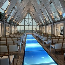 シェラトン・グランデ・トーキョーベイ・ホテルの画像｜ガラス張りのチャペルです。
自然光が入ることにより、ウエディングドレスが綺麗に見えそうです。