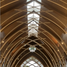 シェラトン・グランデ・トーキョーベイ・ホテルの画像｜ガラスのチャペルの天井