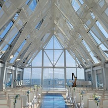 シェラトン・グランデ・トーキョーベイ・ホテルの画像｜海が見えてとても開放感のある素敵なチャペルです。