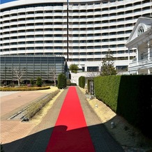シェラトン・グランデ・トーキョーベイ・ホテルの画像｜ガラスのチャペル前のレッドカーペットです。右手に披露宴会場のアリアンナ・ベラヴィータがあります。