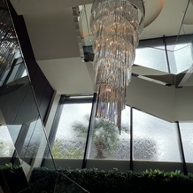 ビアンカーラ　ヒルサイドテラス（ＢＩＡＮＣＡＲＡ　ＨＩＬＬＳＩＤＥ　ＴＥＲＲＡＣＥ）の画像｜披露宴会場などではないですが、
式場のなかでガラスに水が流れてて、
きれいな階段でした