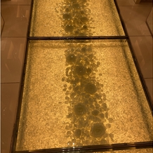 ビアンカーラ　ヒルサイドテラス（ＢＩＡＮＣＡＲＡ　ＨＩＬＬＳＩＤＥ　ＴＥＲＲＡＣＥ）の画像｜バージンロードです。
ガラス張りで中にはお花があり、ライトアップもできます。
幻想的な雰囲気です