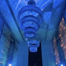 ビアンカーラ　ヒルサイドテラス（ＢＩＡＮＣＡＲＡ　ＨＩＬＬＳＩＤＥ　ＴＥＲＲＡＣＥ）の画像｜キャンドル演出があり、星空演出になるとこのように青くライトアップされます。