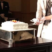 ホテルイースト２１東京の画像｜ケーキは四角いケーキでした。
こちらのケーキをゲストに切り分けて出します。