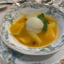 横浜ロイヤルパークホテルの画像｜マンゴーとパイナップルのスープ仕立てジンジャー風味　ライムソルベを添えて