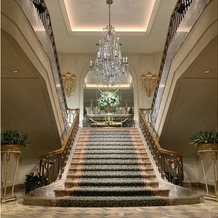 横浜ロイヤルパークホテルの画像｜エントランスの大階段