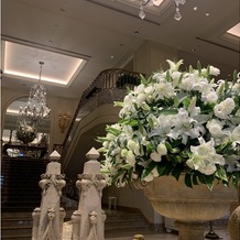 横浜ロイヤルパークホテルの画像｜エントランスの豪華なお花のオブジェ（本物）
とてもいい香りで素敵だった
