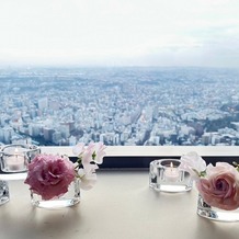 横浜ロイヤルパークホテルの画像｜窓際にも花とキャンドルを置いてもらいました。