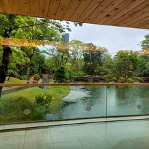 東郷神社／東郷記念館の画像｜食事会場からは日本庭園が見えます