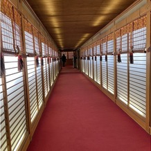 東郷神社／東郷記念館の画像｜雨天時に屋内参進をする通路