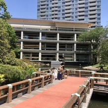 東郷神社／東郷記念館の画像｜参進する庭です。赤の絨毯の上を歩きます。