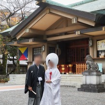 東郷神社／東郷記念館の画像｜神殿の前で写真撮影。