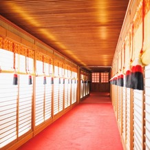 東郷神社／東郷記念館の画像｜庭参進(雨天時)