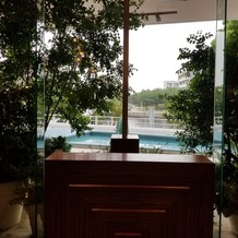ヨコハマ グランド インターコンチネンタル ホテルの画像｜正面には窓があり、自然な明るさと緑が空間を柔らかい印象にしてくれます。