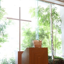 ヨコハマ グランド インターコンチネンタル ホテルの画像｜挙式会場の大きなガラス窓