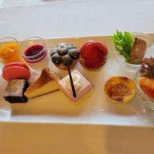 ヨコハマ グランド インターコンチネンタル ホテルの画像｜ケーキバイキングの試食。小さいながらすべてがこだわりが感じられ、とても美味しかった。