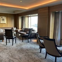 ヨコハマ グランド インターコンチネンタル ホテルの画像｜メイフェアのソファースペース