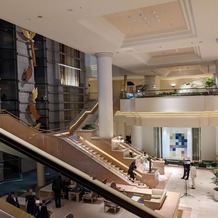ヨコハマ グランド インターコンチネンタル ホテルの画像｜ロビーの様子。とても広々していてオシャレ。