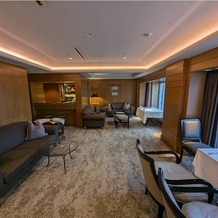ヨコハマ グランド インターコンチネンタル ホテルの画像｜メイフェア
会食のスペースと、待合のソファのスペースがあります