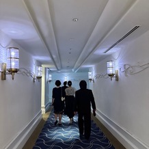 ヨコハマ グランド インターコンチネンタル ホテルの画像｜挙式会場までの廊下です