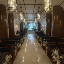 ヨコハマ グランド インターコンチネンタル ホテルの画像｜豪華客船の内装をイメージしたチャペル
青色のゲストの椅子にはデニムが使われているそうです。